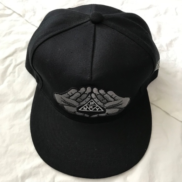 NWOT CAYLER & SONS BK NY Open Hands Snapback Cap Hat Black Grey White - Picture 3 of 8